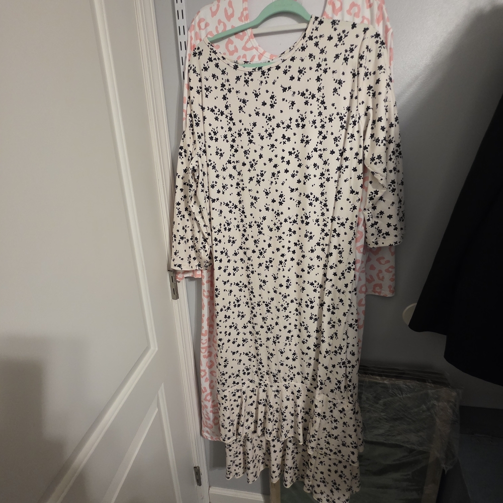 Elegant Floral Maxi Dress in Black and Cream
